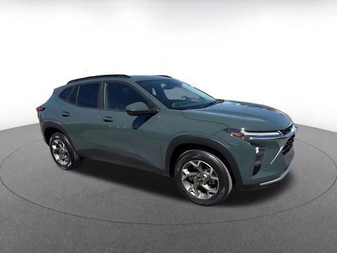 Used 2025 Chevrolet Trax LT image 2