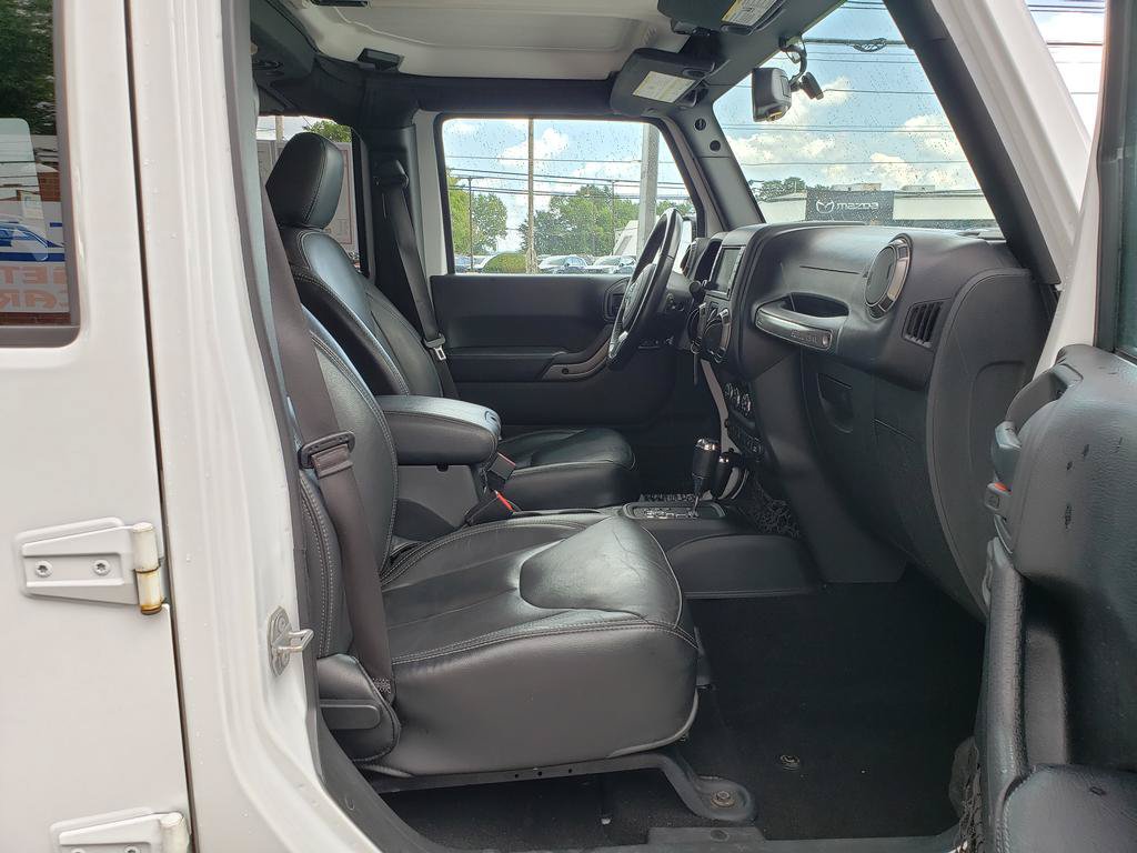 Used 2018 Jeep Wrangler Unlimited Sahara AWD/4WD image 16