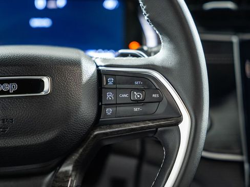 Used 2025 Jeep Grand Cherokee Limited w/ Luxury Tech Group II image 32