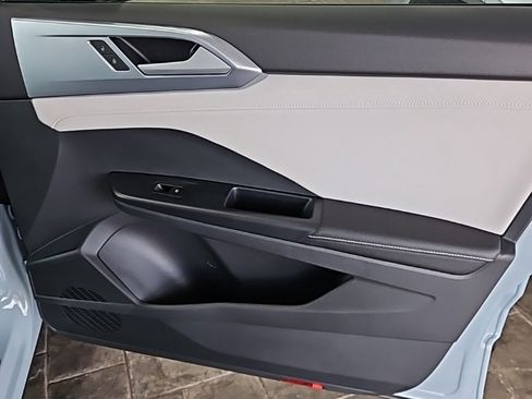 New 2026 Volkswagen Taos SE image 11