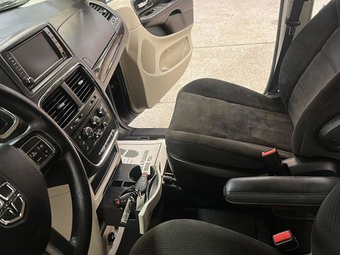 Used 2017 Dodge Grand Caravan SE w/ Power Window Group FWD image 24