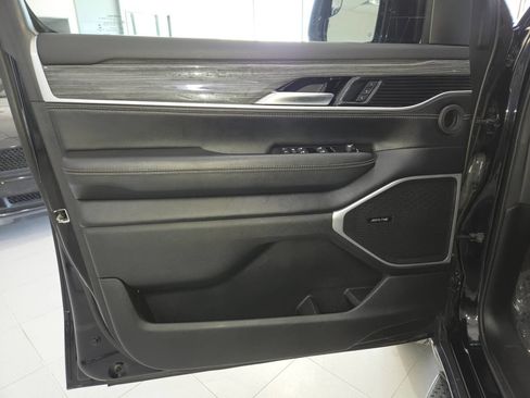 Used 2022 Jeep Wagoneer Series III w/ Rear Seat Video Group 1 AWD/4WD image 12