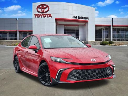 Used 2025 Toyota Camry SE w/ Convenience Package FWD image 1