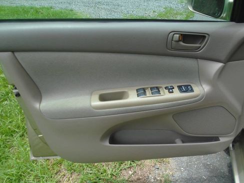 Used 2004 Toyota Camry LE FWD image 16