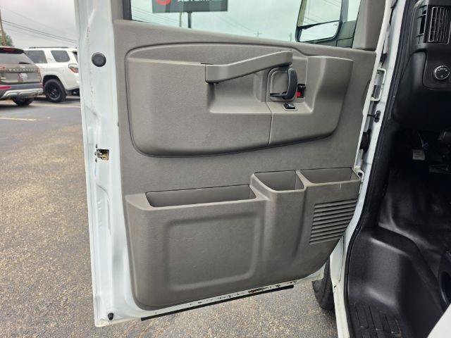 Used 2017 Chevrolet Express 2500 RWD image 20