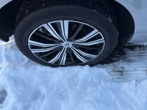 Used 2023 Volvo XC60 B5 Plus image 5