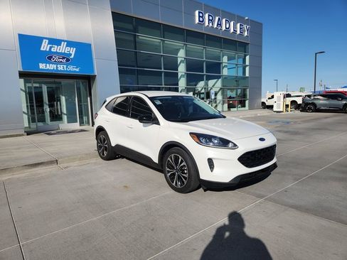 Used 2022 Ford Escape SE w/ SE Sport Appearance Package image 3