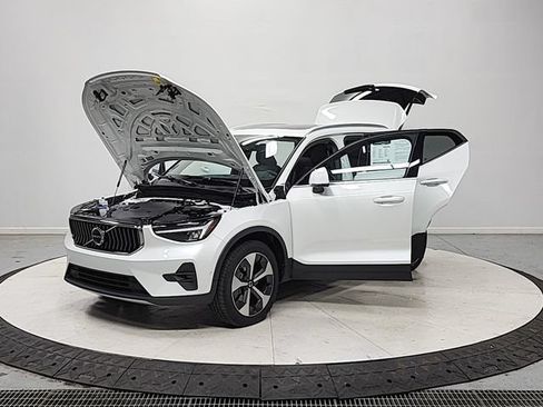 Used 2024 Volvo XC40 B5 Plus AWD/4WD image 12