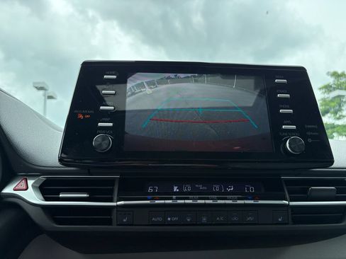 Used 2022 Toyota Sienna XLE FWD image 17