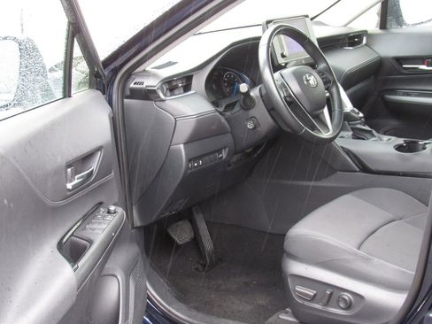 Used 2024 Toyota Venza LE image 8