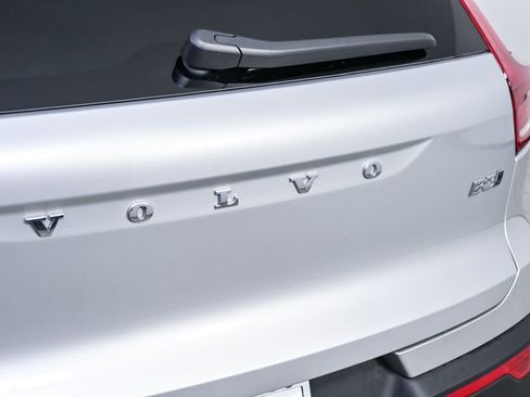 Used 2025 Volvo XC40 B5 Plus image 37