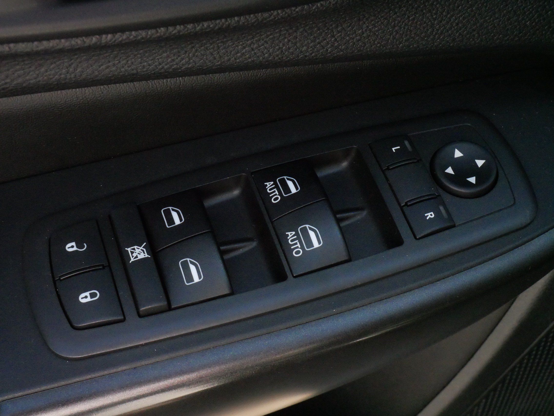 Used 2019 Jeep Cherokee Trailhawk AWD/4WD image 19