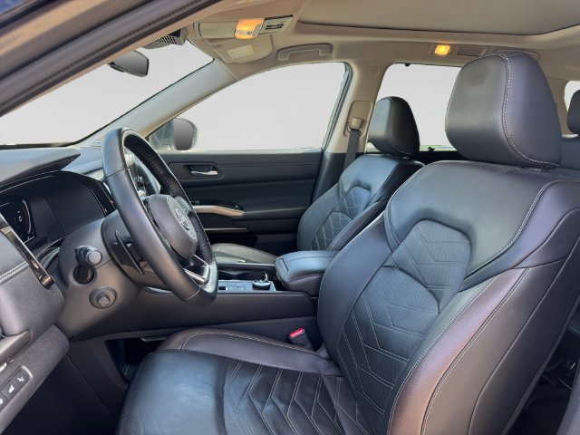 Used 2024 Nissan Pathfinder Platinum AWD/4WD image 6