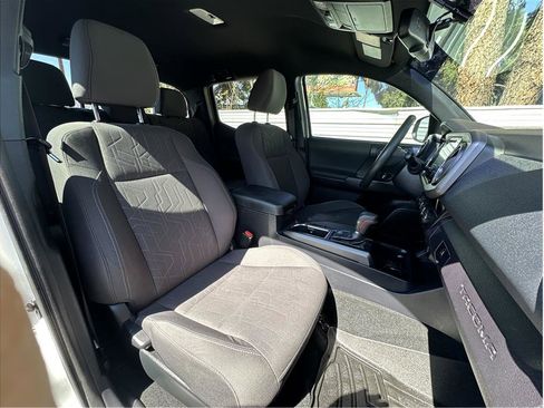 Used 2017 Toyota Tacoma TRD Sport w/ Tow Package (A/T) image 4