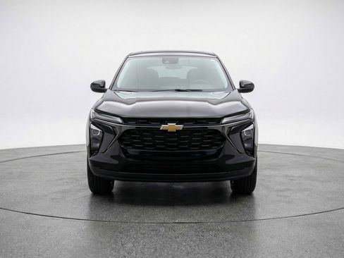 Used 2025 Chevrolet Trax LT FWD image 2