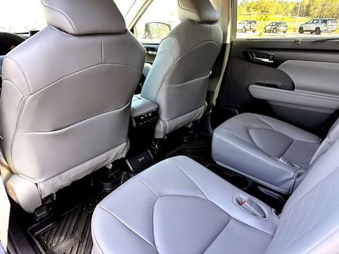 Certified 2025 Toyota Highlander XLE image 20