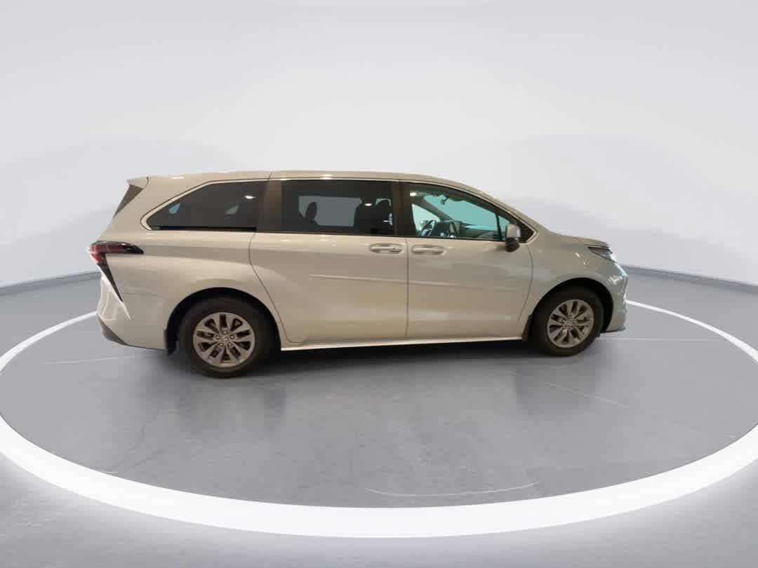 Used 2023 Toyota Sienna LE AWD/4WD image 9