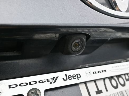 Used 2019 Toyota C-HR XLE FWD image 28