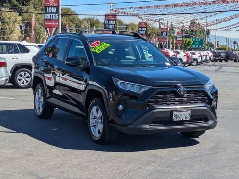 Used 2021 Toyota RAV4 XLE image 3