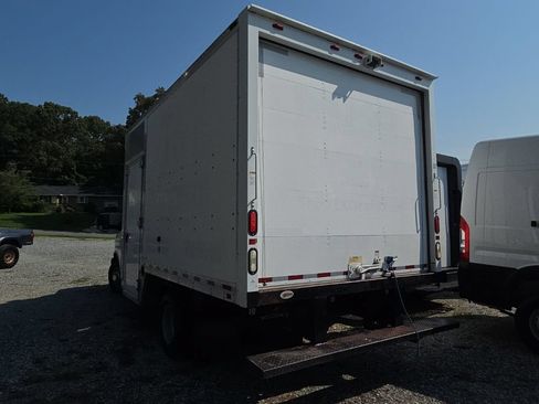 Used 2017 Chevrolet Express 3500 RWD image 5