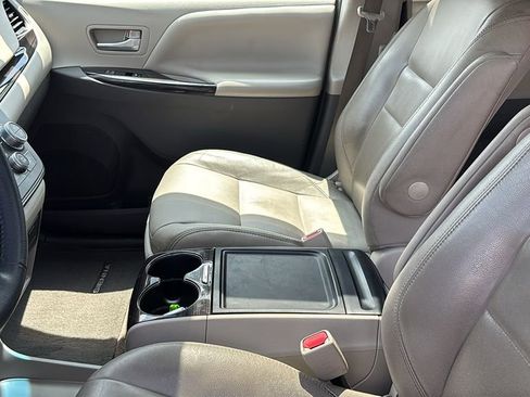 Used 2017 Toyota Sienna XLE w/ XLE Navigation Package FWD image 23