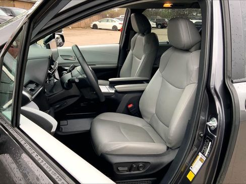 Used 2025 Toyota Sienna XLE image 7