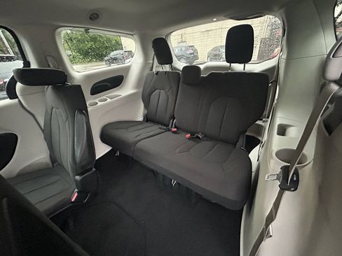 Used 2017 Chrysler Pacifica LX FWD image 7