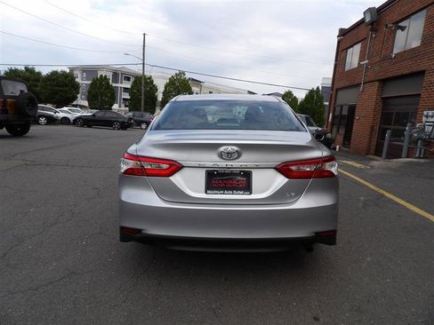 Used 2018 Toyota Camry LE image 6