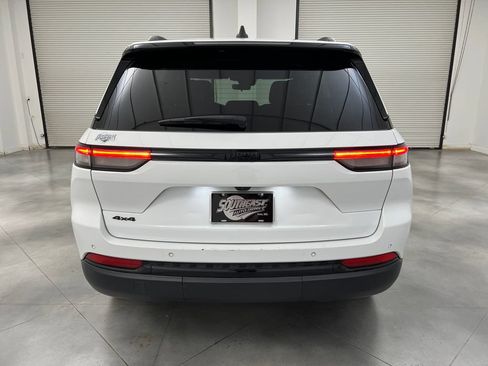 Used 2025 Jeep Grand Cherokee Altitude AWD/4WD image 8