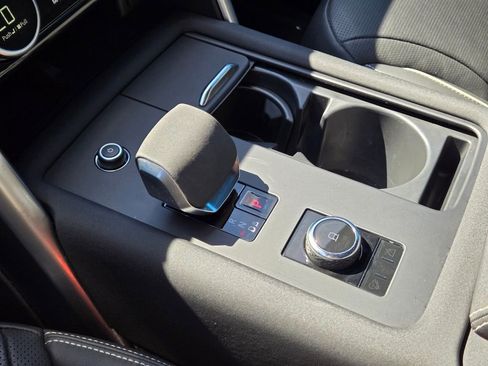 Used 2023 Land Rover Discovery Metropolitan Edition image 24