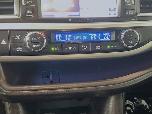 Used 2016 Toyota Highlander Limited FWD image 26