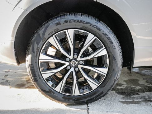 Used 2025 Volvo XC60 B5 Plus image 10