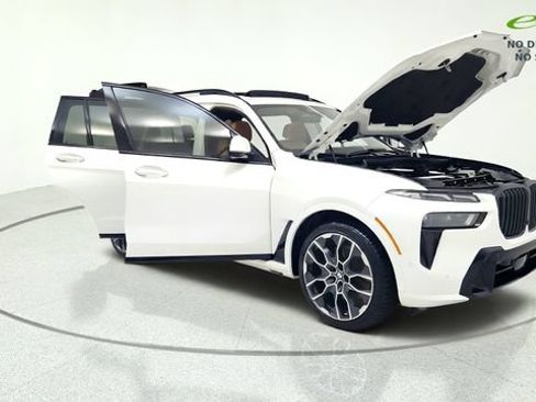 Used 2025 BMW X7 xDrive40i w/ M Sport Package AWD/4WD image 11