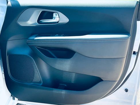 New 2025 Chrysler Pacifica Select image 13