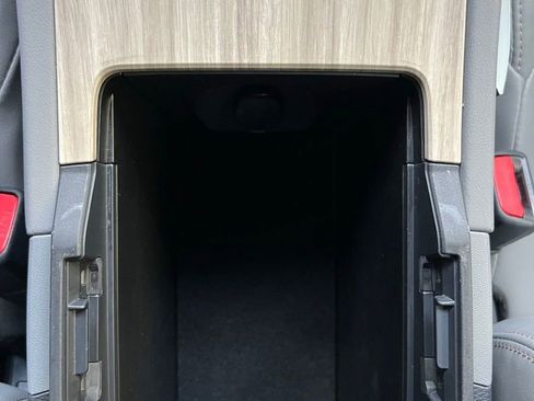 Used 2021 Toyota Venza Limited image 35