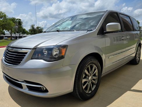 Used 2015 Chrysler Town & Country S w/ Driver Convenience Group FWD image 6