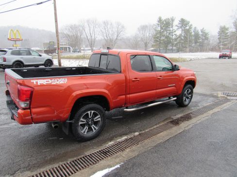 Used 2016 Toyota Tacoma TRD Sport w/ Towing Package image 6