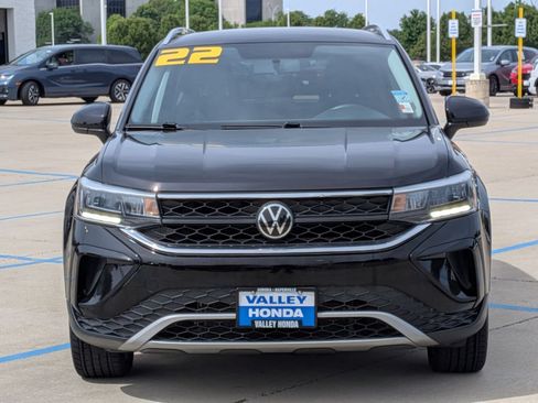 Used 2022 Volkswagen Taos SE FWD image 3