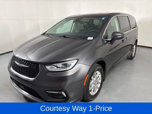 Used 2023 Chrysler Pacifica Touring-L FWD image 5