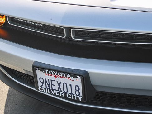 Used 2019 Dodge Challenger SXT image 6