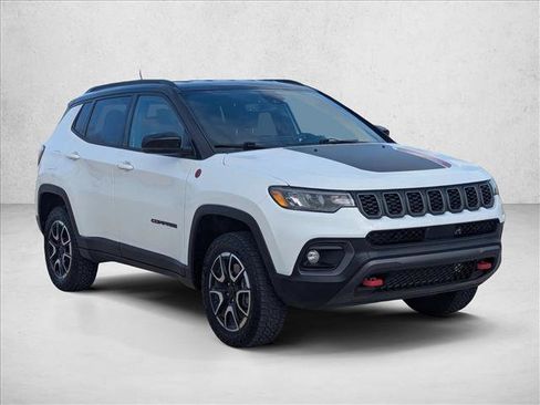 Used 2025 Jeep Compass Trailhawk AWD/4WD image 3