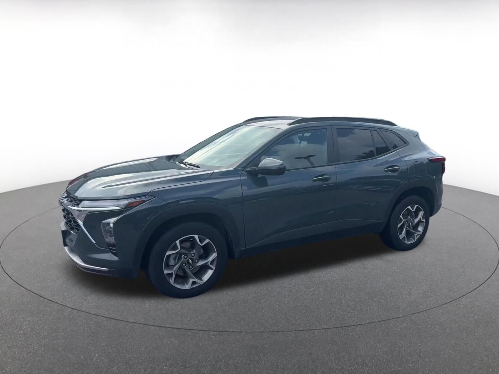 Used 2025 Chevrolet Trax LT FWD image 6