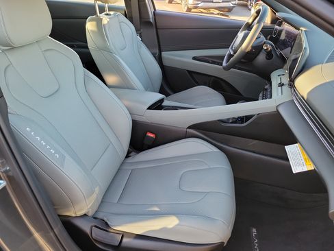 Used 2025 Hyundai Elantra Limited image 21