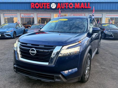 Used 2024 Nissan Pathfinder SV image 1