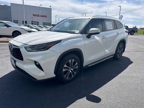 Used 2021 Toyota Highlander XLE AWD/4WD image 7
