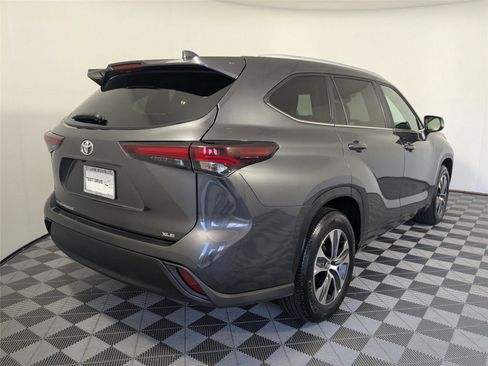 Certified 2024 Toyota Highlander XLE image 25
