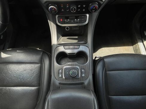 Used 2023 GMC Acadia SLT AWD/4WD image 19