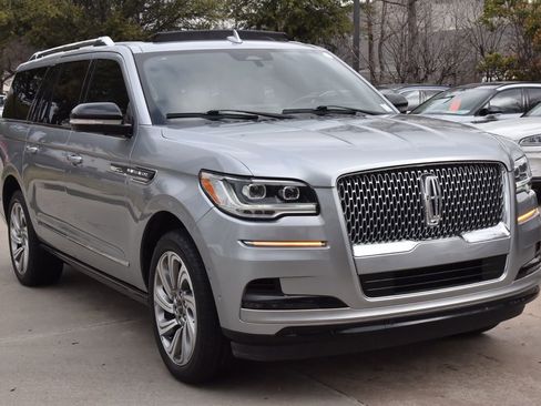 Used 2023 Lincoln Navigator L Reserve image 4