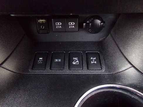 Used 2019 Toyota Highlander LE AWD/4WD image 35