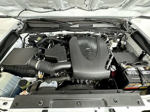 Used 2020 Toyota Tacoma SR5 RWD image 11